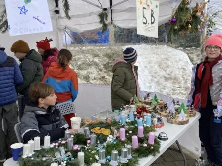 Dobročinné adventní jarmarky - Magic Hill - Škola, kde rosteme spolu.
