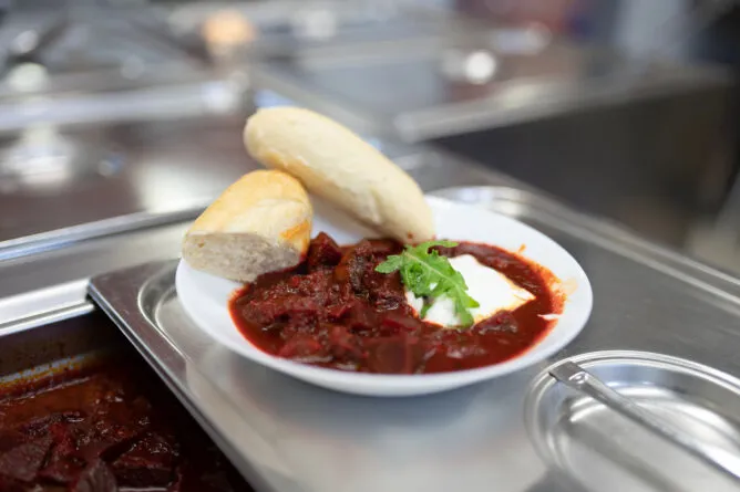 Školní kuchyně - Magic Hill - Škola, kde rosteme spolu.