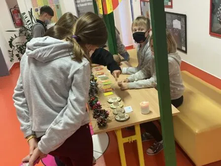 Dobročinné adventní jarmarky - Magic Hill - Škola, kde rosteme spolu.