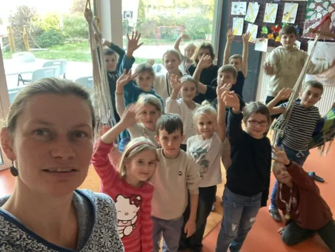 Parlament, Ekotým - Magic Hill - Škola, kde rosteme spolu.