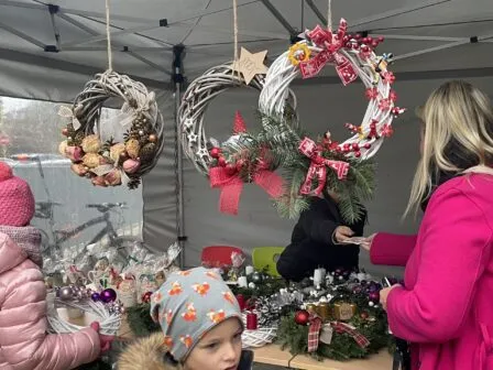 Dobročinné adventní jarmarky - Magic Hill - Škola, kde rosteme spolu.