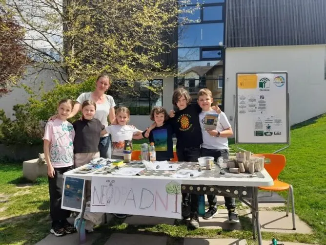 Parlament, Ekotým - Magic Hill - Škola, kde rosteme spolu.