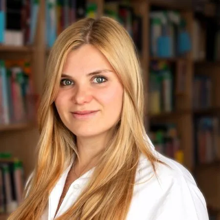 Mgr. Nikola Pecharová